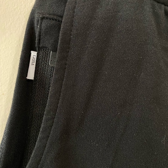 Vuori Halo Performance Short in Black- Size Large. Great condition. - Picture 5 of 8